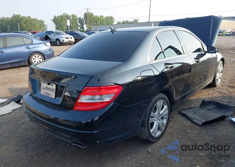 2010 Mercedes-Benz C 300 z USA, uszkodzony, nr VIN WDDGF5EB1AR119649